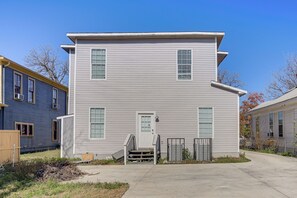 Interior - 2 Mi to The Alamo: Pet-friendly Escape w/ Yard! (San Antonio)