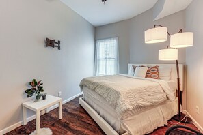 Interior - 2 Mi to The Alamo: Pet-friendly Escape w/ Yard! (San Antonio)