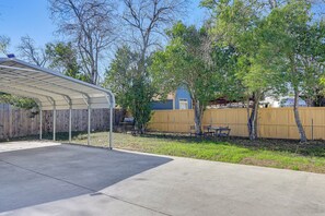 Interior - 2 Mi to The Alamo: Pet-friendly Escape w/ Yard! (San Antonio)