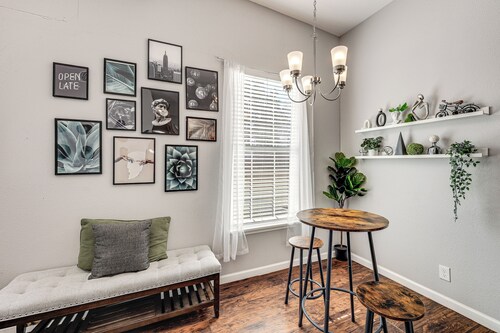 2 Mi to The Alamo: Pet-friendly Escape w/ Yard!