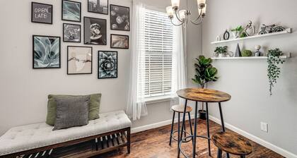 2 Mi to The Alamo: Pet-friendly Escape w/ Yard!