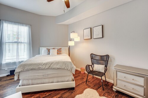 2 Mi to The Alamo: Pet-friendly Escape w/ Yard!