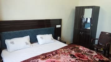 Doppelzimmer, Balkon, Hügelblick