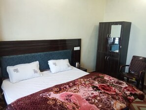 Doppelzimmer, Balkon, Hügelblick