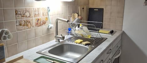 コーヒー / ティーメーカー、冷蔵庫、電子レンジ、オーブン