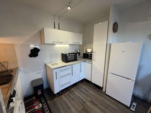 Réfrigérateur, micro-ondes, plaque de cuisson, cafetière/bouilloire