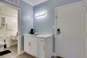 Apartment (0 Bedroom) | Interior - Charlotte Gem w/ Gym: Near Hospitals & Park Expo (Charlotte)