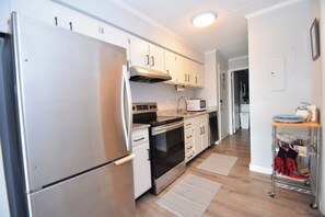 Fridge, microwave, oven, stovetop - Diamond Beach 502 - Ocean City, MD (Ocean City)