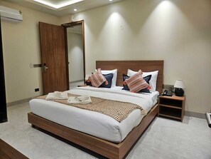 Iron/ironing board, WiFi, bed sheets - Deluxe Studio Room with Kitchenette (Gurugram)