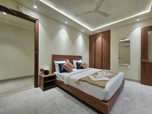 Iron/ironing board, WiFi, bed sheets - Deluxe Studio Room with Kitchenette (Gurugram)