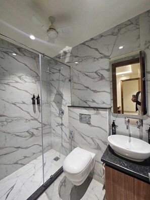 Dusj, hårføner, håndklær og såpe