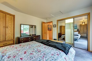 Unclassified image, 5 of 33, button - Steps to Shore: Seaside Olympia Retreat w/ Hot Tub (Olympia)