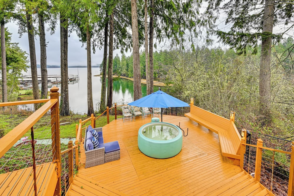 Steps to Shore: Seaside Olympia Retreat w/ Hot Tub - Herron Island, WA