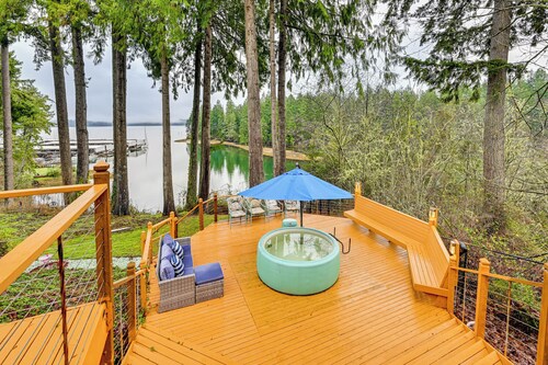 Steps to Shore: Seaside Olympia Retreat w/ Hot Tub