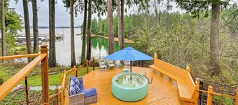 Steps to Shore: Seaside Olympia Retreat w/ Hot Tub