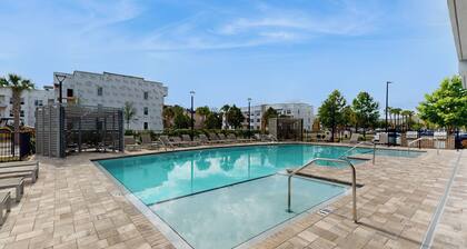 Modern Luxury Apartment w/ Private Balcony