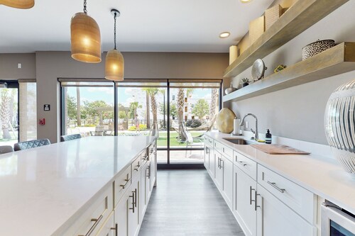 Modern Luxury Apartment w/ Private Balcony