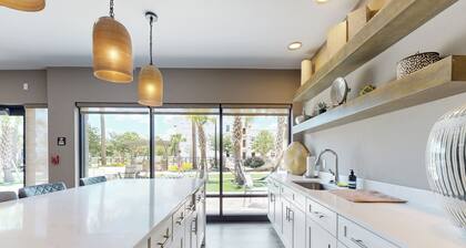 Modern Luxury Apartment w/ Private Balcony