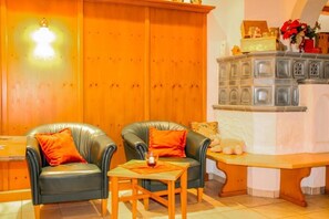 Comfort Quadruple Room | Lobby - Hotel Goldenes Fass (Rothenburg ob der Tauber)