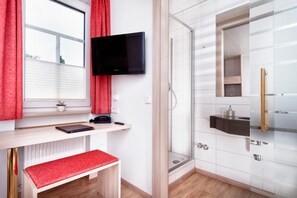 Comfort Quadruple Room | Bathroom - Hotel Goldenes Fass (Rothenburg ob der Tauber)