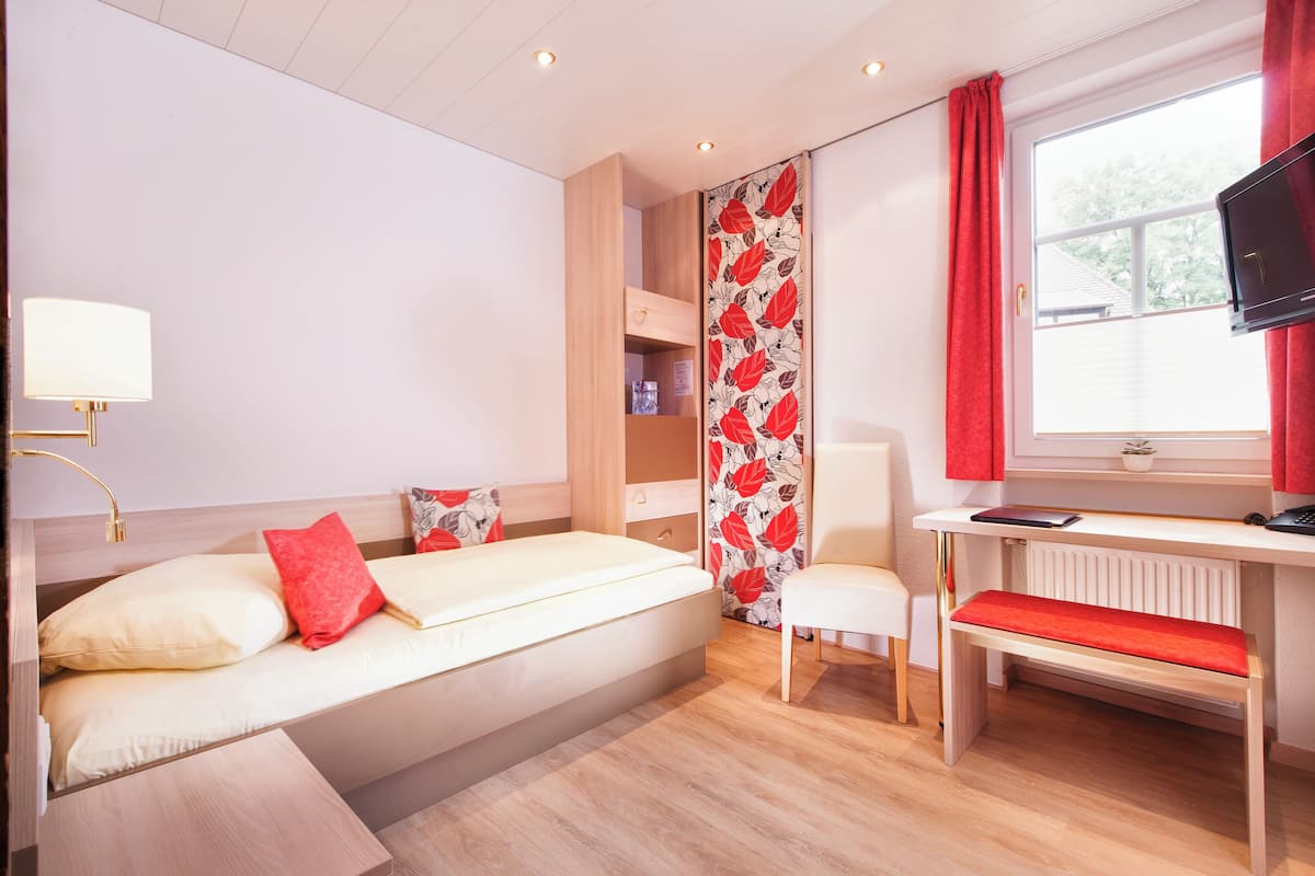 Comfort Single Room | In-room safe, desk, soundproofing, free WiFi