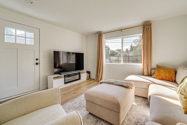 Interior - 8 Mi to Downtown Seattle: Charming Home w/ Patio (Seattle)
