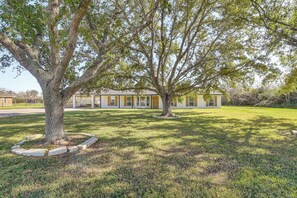 Interior - Family-friendly Home on 2 Acres Near Dtwn Houston (Manvel)