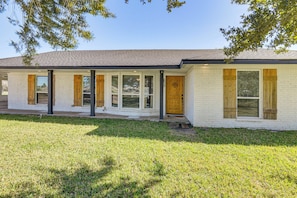 Interior - Family-friendly Home on 2 Acres Near Dtwn Houston (Manvel)