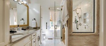 Walk to Broad St! Family Home in Historic District