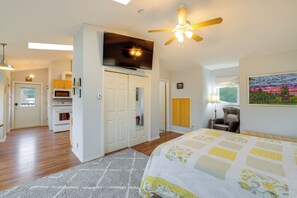 Apartment (0 Bedroom) | Interior - Olympic Mtn Views! Cozy Carriage House in Sequim (Sequim)