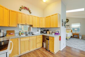 Apartment (0 Bedroom) | Interior - Olympic Mtn Views! Cozy Carriage House in Sequim (Sequim)