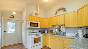 Apartment (0 Bedroom) | Interior - Olympic Mtn Views! Cozy Carriage House in Sequim (Sequim)