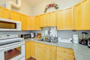 Interior - Olympic Mtn Views! Cozy Carriage House in Sequim (Sequim)