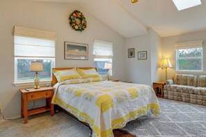 Interior - Olympic Mtn Views! Cozy Carriage House in Sequim (Sequim)