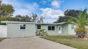 A single-story house with a front yard, a small patio, and a cactus plant. - Charming Home w/ Private Pool in Clewiston! (Clewiston)