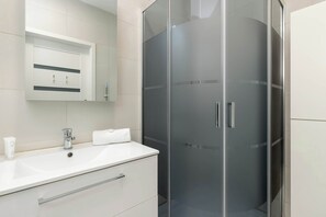 Dusche, Handtücher, Shampoo