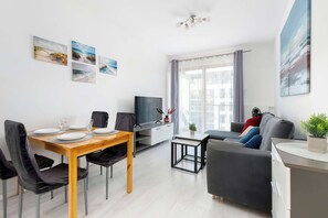 TV, offices - Comfortable Apartment | Parking, Gym and Balcony (Gdańsk)