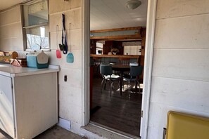 Dining - Kick back and enjoy the country life in beautiful Derby, Indiana (Derby)