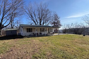 Exterior - Kick back and enjoy the country life in beautiful Derby, Indiana (Derby)