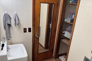 Shower, hair dryer, towels, soap - Kick back and enjoy the country life in beautiful Derby, Indiana (Derby)