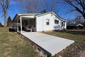 Exterior - Kick back and enjoy the country life in beautiful Derby, Indiana (Derby)