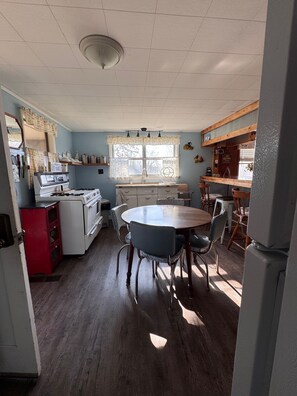 Microwave, oven, stovetop - Kick back and enjoy the country life in beautiful Derby, Indiana (Derby)