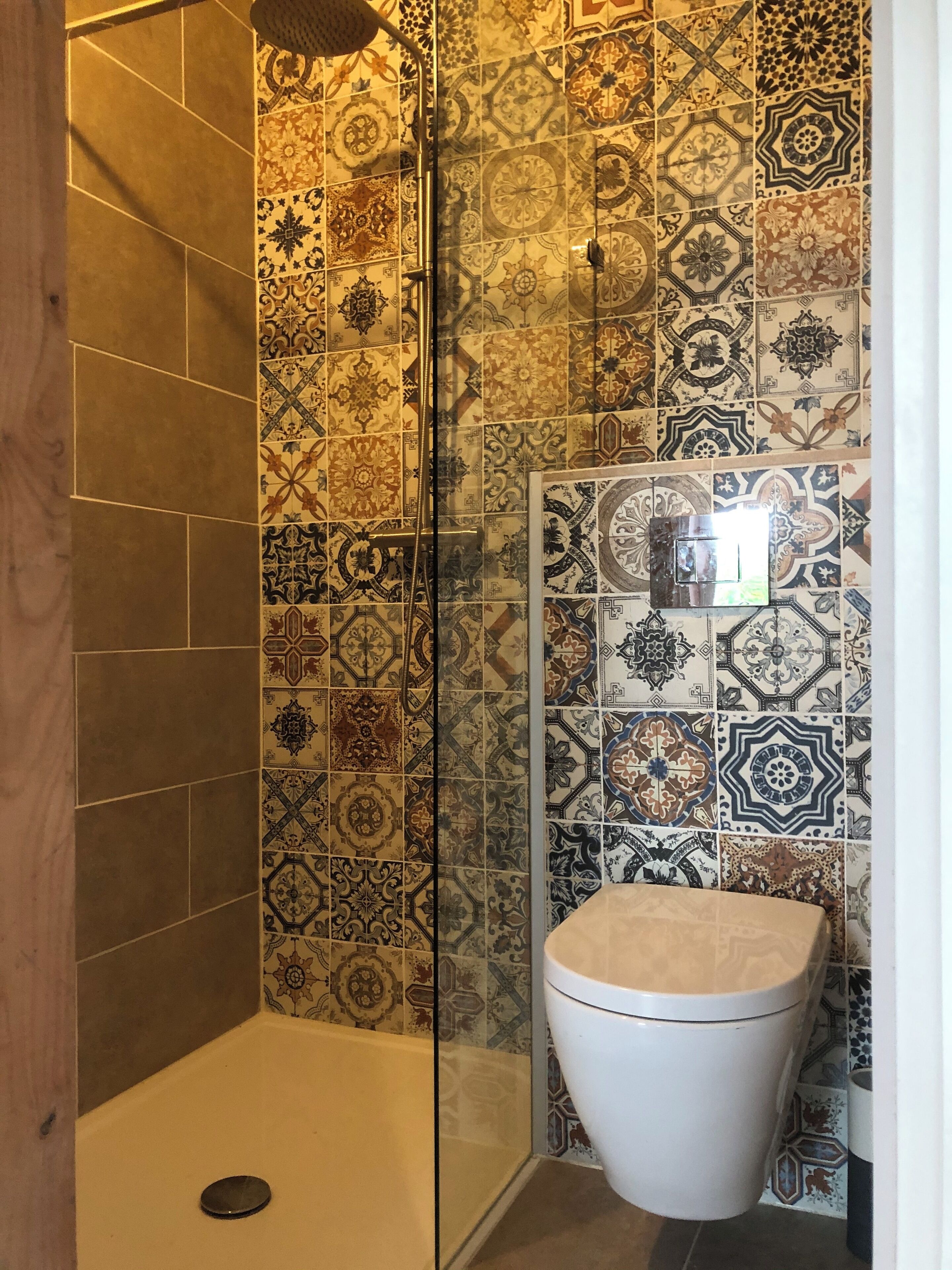 Een douche,  milieuvriendelijk toiletgerief, handdoeken, toiletpapier