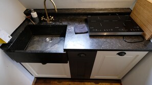 Frigorífico, placa de cocina, cafetera o tetera y utensilios de cocina