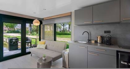 Fokke Sleat Houseboat