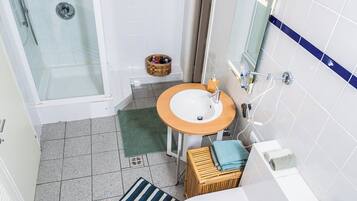 Haartrockner, Handtücher, Seife, Toilettenpapier