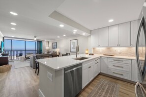 Réfrigérateur, four à micro-ondes, un four, surface de cuisson