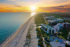 On the beach - Sundial A308: Gorgeous 2 BR Gulf Front Paradise! (Sanibel)