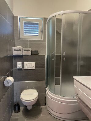 Shower, hair dryer, towels, soap - Residence4a-Apartman Rosso s pogledom na more (Ravni)