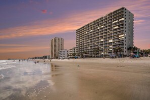 On the beach - Oceanfront 1bed/2bath-Water's Edge Resort-1008 Indoor/Outdoor Pool & Hot Tub (Garden City)